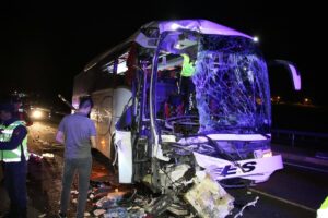Yolcu otobüsü tıra arkadan çarptı: 1 ölü, 43 yaralı