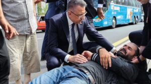 Cumhurbaşkanı Yardımcısı Fuat Oktay, kazayı görünce makam aracını durdurup yardıma koştu