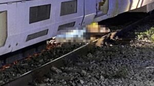 Raylardan yolun karşısına geçmek isteyen genç, trenin çarpmasıyla hayatını kaybetti