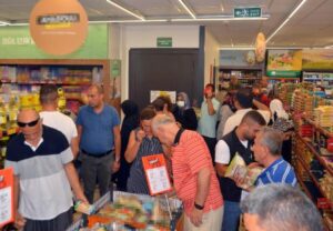 Tarım Kredi marketlerinde indirim yoğunluğu! Vatandaşlar sabahın erken saatlerinde şubelere akın etti