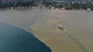 Sağanak yağış sonrası İstanbul Boğazı çamura bulandı