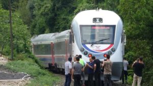 Makinist kornaya bastı ama duymadı! Raylarda yürüyen genç kıza yolcu treni çarptı