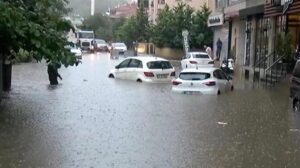 Son Dakika: Şiddetli yağış İstanbul'u esir aldı, daha fenası geliyor! AKOM saat verip uyardı